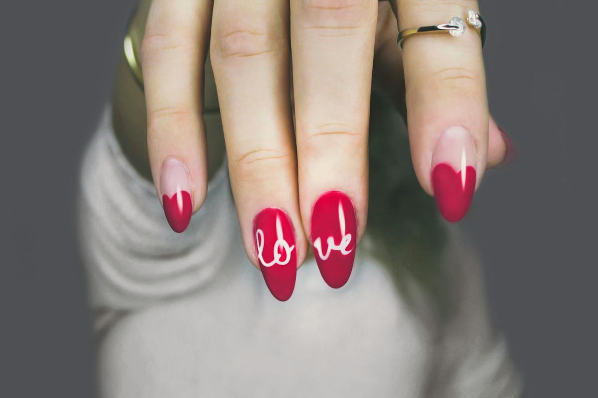 Roze nagels met letters als nail art
