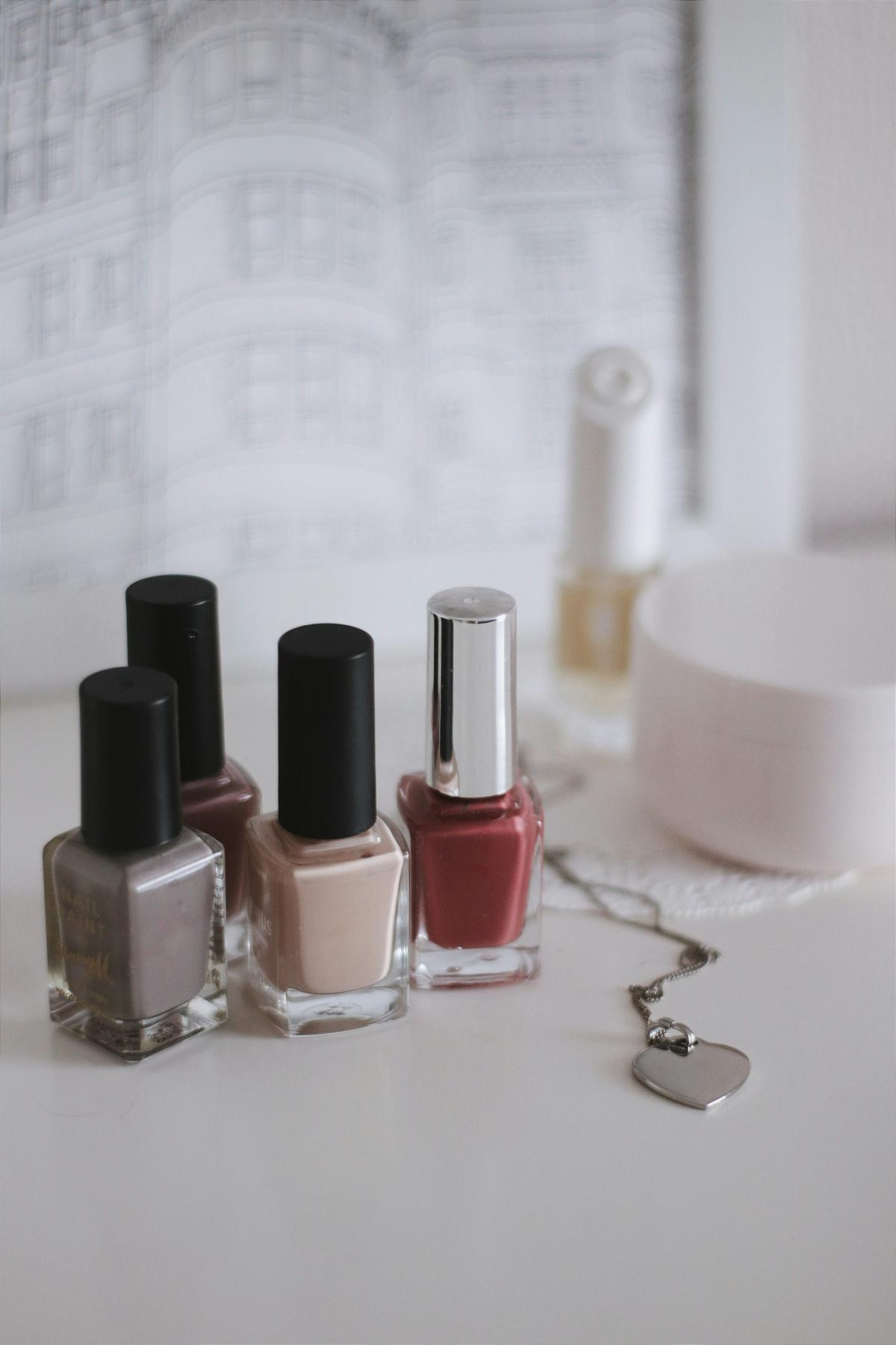 Flesjes nagellak in nude, bordeaux en grijs